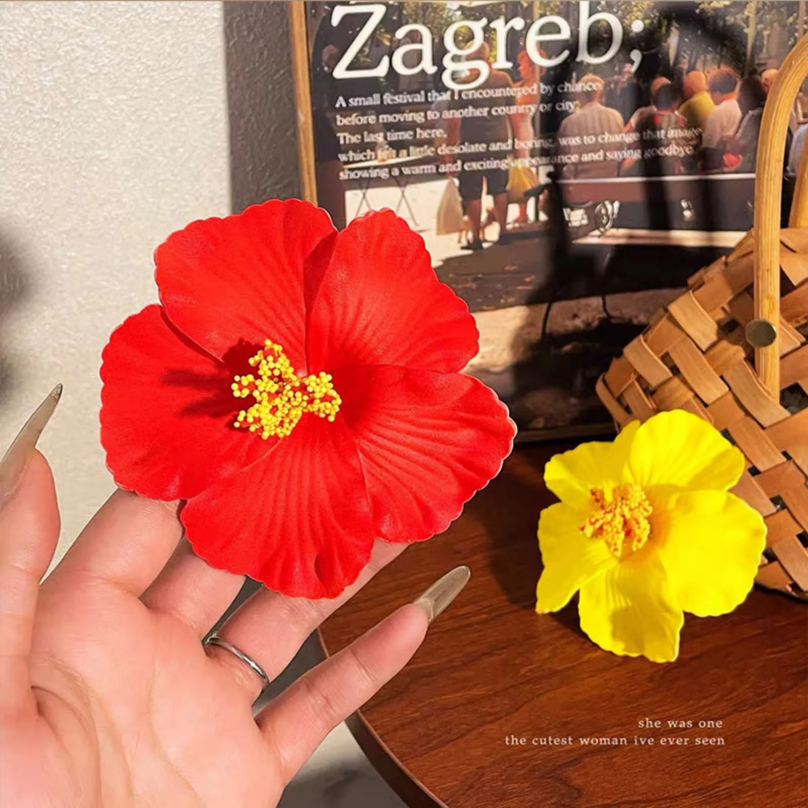 قطعة واحدة من مشابك الشعر على شكل زهرة الكركديه، باللون الأبيض والبرتقالي والأحمر، إكسسوارات للشعر الاستوائية لمظهر الشاطئ والصيف