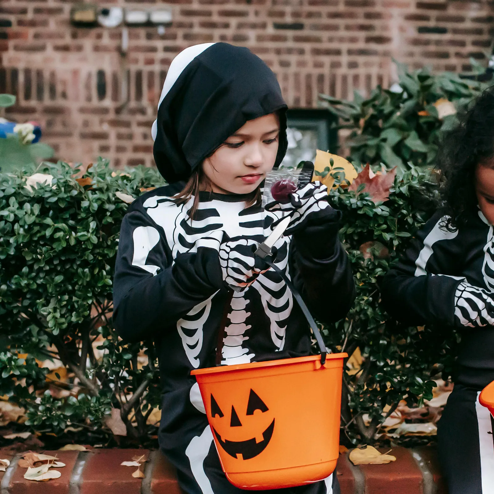 2 قطعة خدعة نكتة قابلة للسحب تجهيزات حفلة الهالوين تختفي البلاستيك وهمية سكين المزحة الجدة حفلة خدعة المزح للبالغين والأطفال