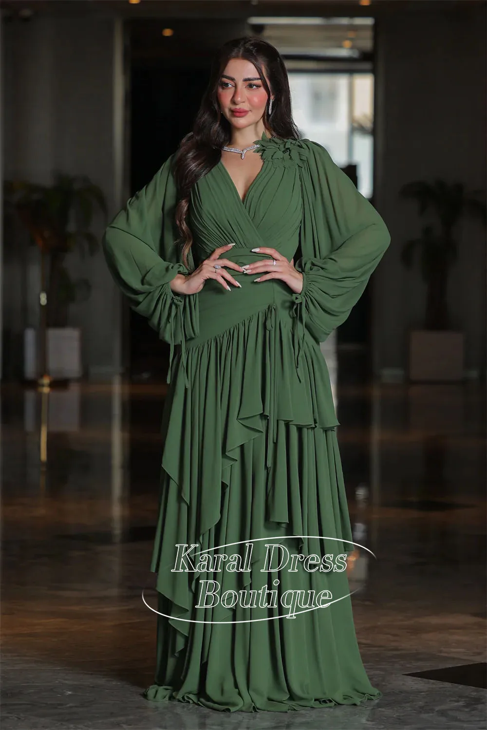 

Зеленое вечернее платье с длинными рукавами и v-образным вырезом трапециевидной формы, многоуровневое платье с рюшами, шифоновое платье длиной до пола по индивидуальному заказу فساتين11)