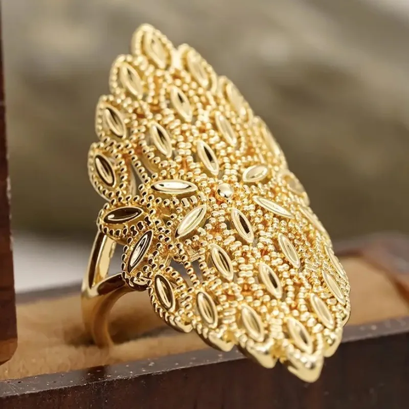 Vintage handgeschnitzter hohler Blumen-Damenring, klassische goldfarbene Metallgeometrie, für den täglichen Gebrauch, Partyschmuck, Jubiläumsgeschenk