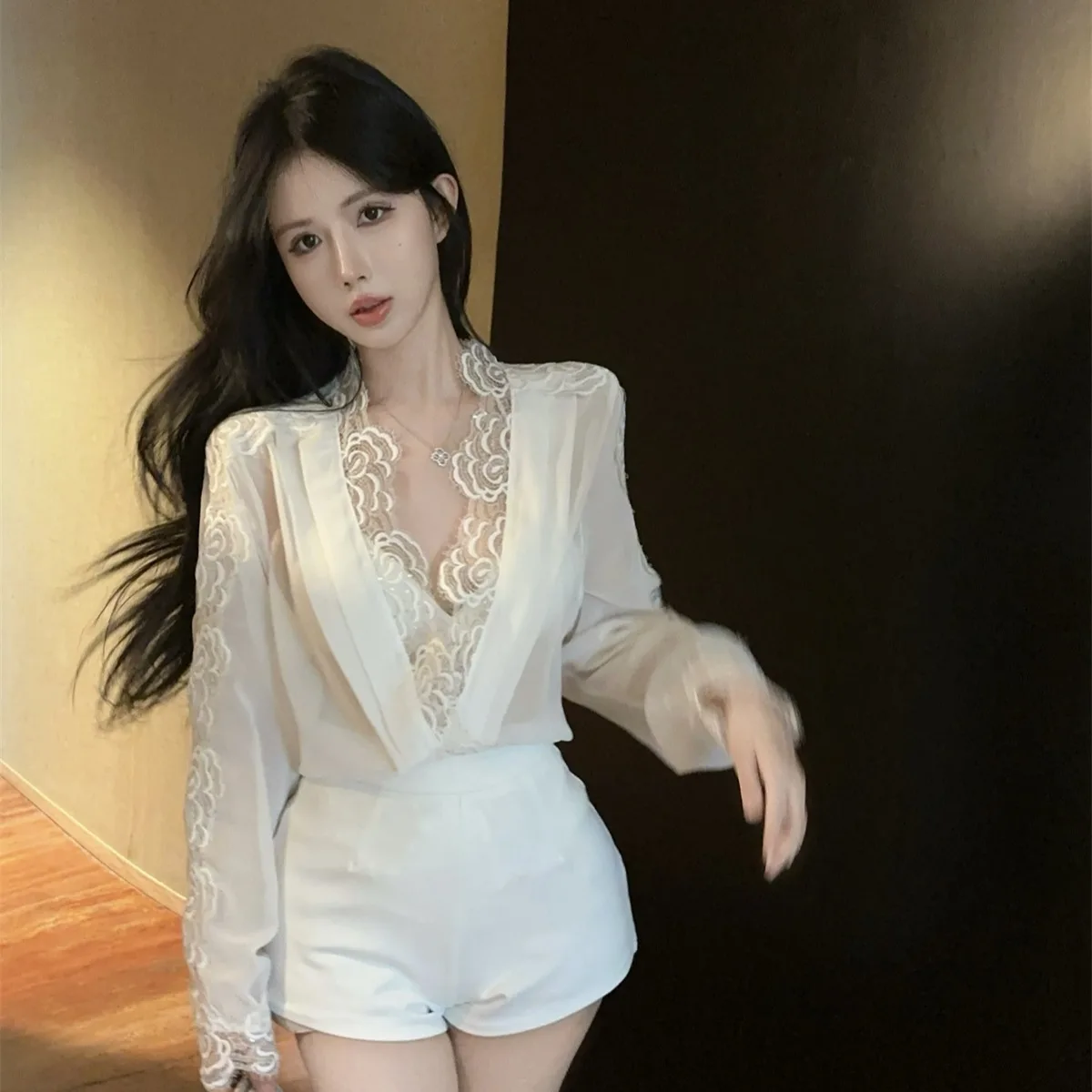 Ele Rose Lace V-ne irt Women's Slimming Top Pure Desire Splice Sle Long Sve Sweet Sle Chinese Made Spring 2025