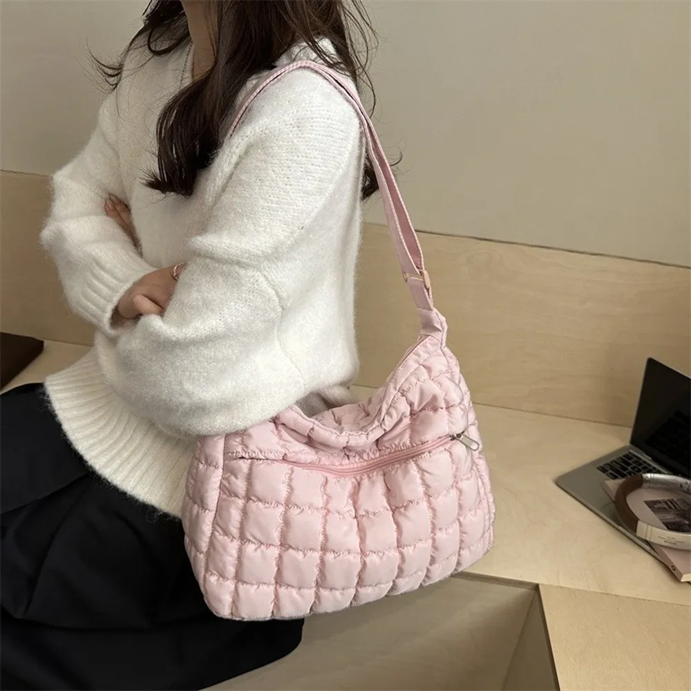 Gesteppte Puffer-Schultertasche mit Verstellbarem Riemen Einfarbige Gepolsterte Crossbody-Tasche aus Nylon mit Großer Kapazität Unterarmtasche für Damen – Detail 6