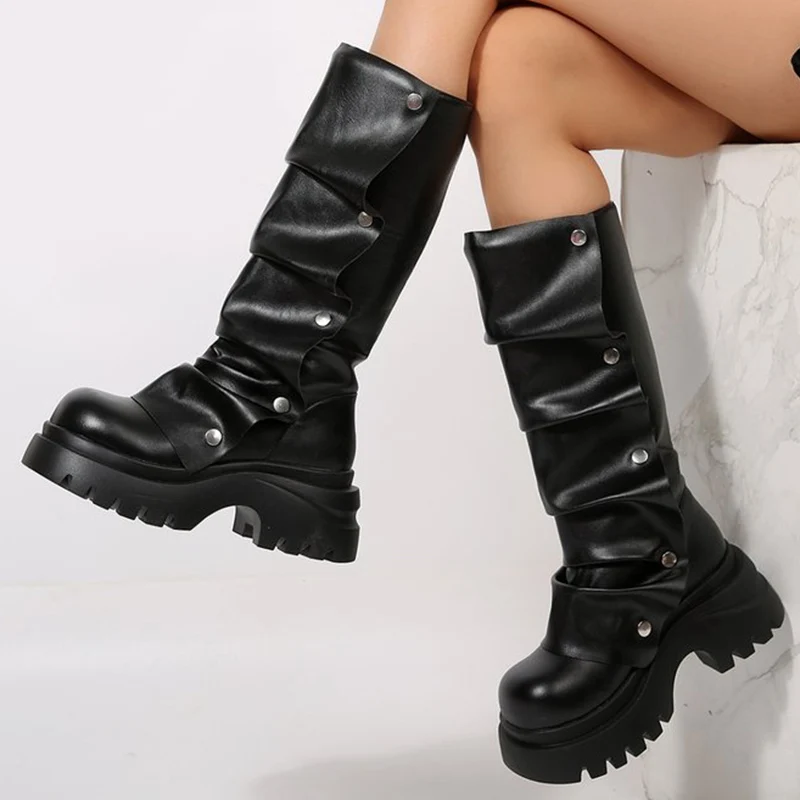 

Черные плиссированные женские ботинки с заклепками в стиле панк, модные длинные сапоги на массивной платформе для женщин, длинные женские ботинки из искусственной кожи с круглым носком
