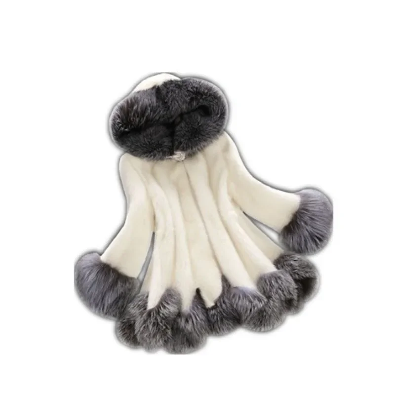 معطف فرو صناعي جديد لعام 2025 للنساء باللون الأبيض والرمادي متوسط وطويل مع قلنسوة مع أزرار معطف مخملي من فرو الثعلب المقلد