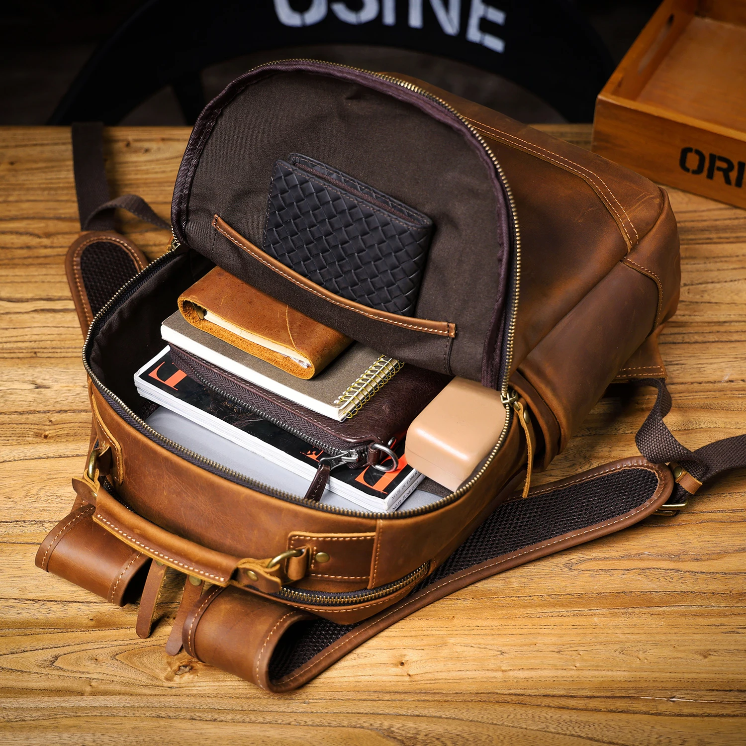 Vintage handgefertigter Rucksack aus hochwertigem Echtleder für Herren, Leder-Laptop-Umhängetasche, Crazy Horse Schultasche, modisch für Männer – Detail 13