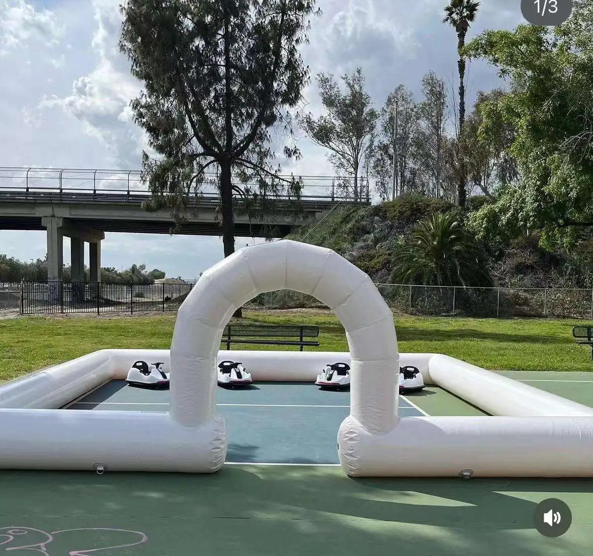 Pista gonfiabile per auto con paraurti di vendita calda per l'uso della sede dei bambini Pista da corsa gonfiabile perimetrale Box per bambini