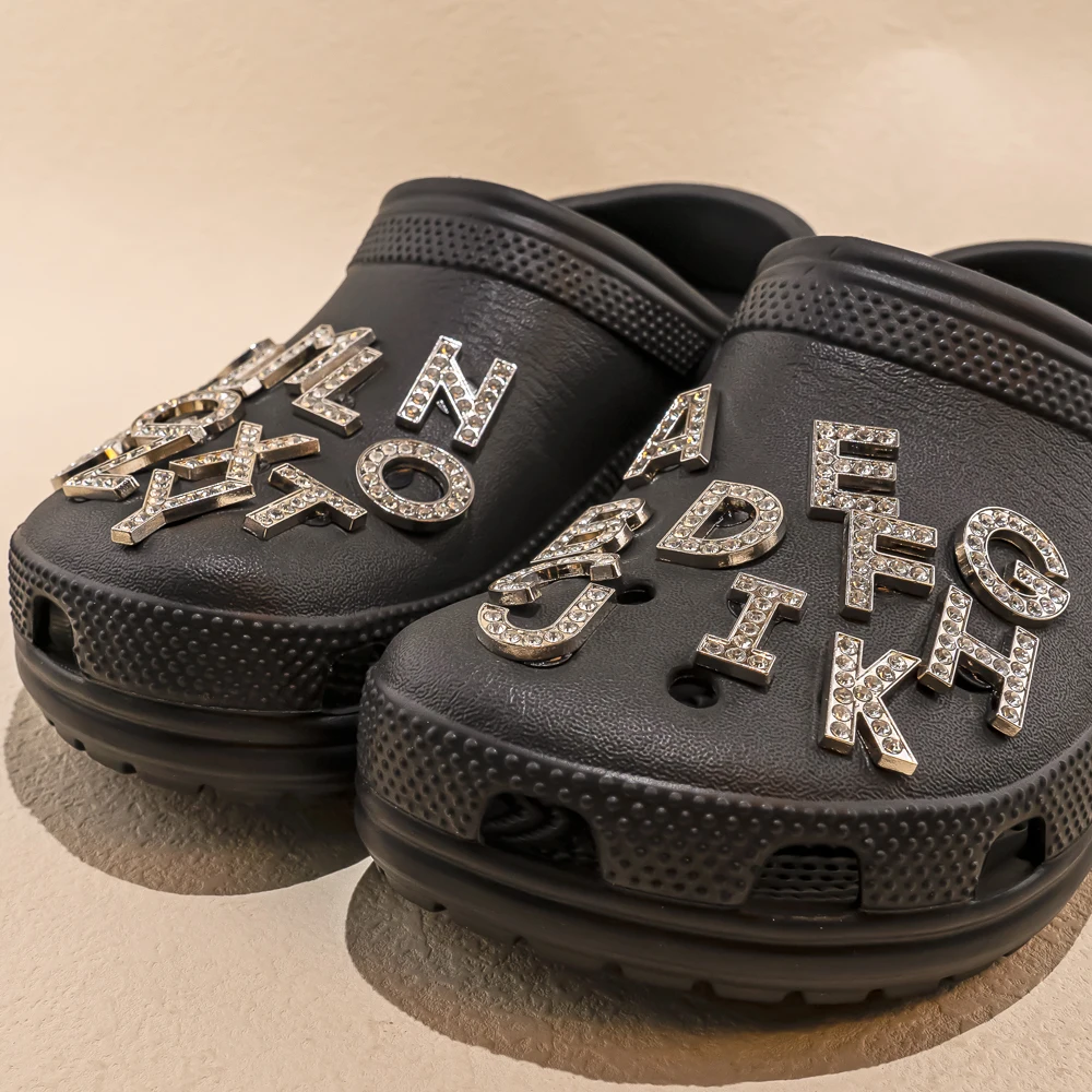 1 Stück silbrige Buchstaben, luxuriöse Schuhanhänger, Alphabet, Schuhdekorationen, Anstecknadeln für Gartensandalen, Frauen und Mädchen, glitzernde Geschenke – Detail 14