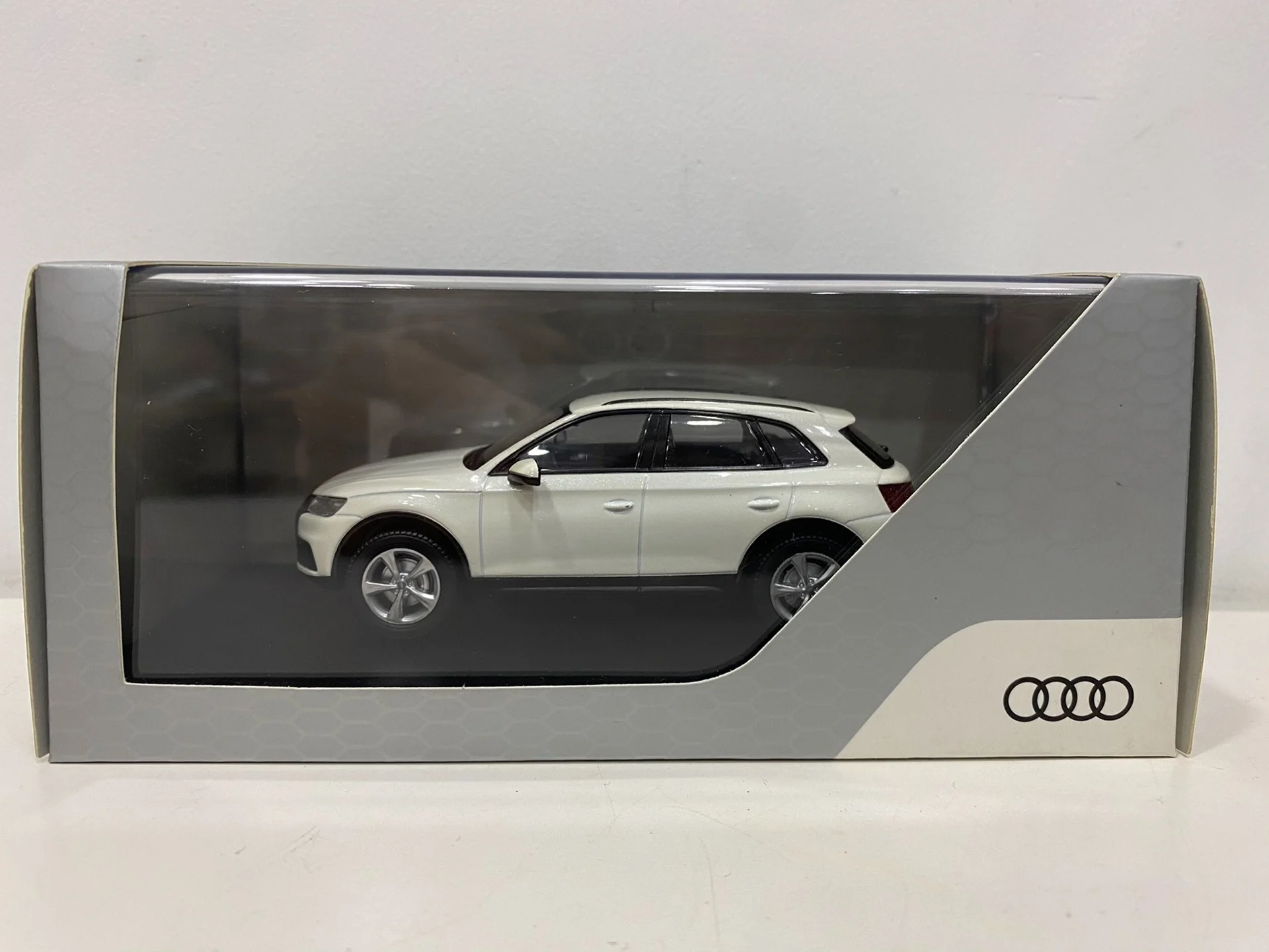 

Diecast 1/43 Scale Audi Q5 SUV Alloy Car Model Collectible Toy Gift Souvenir Display Ornament