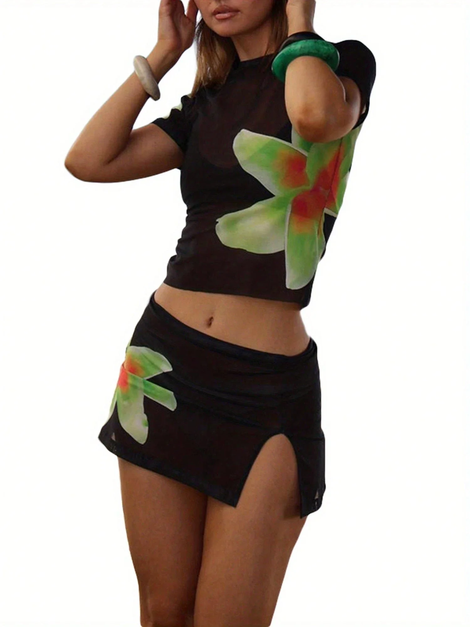 

Комплект из двух предметов Y2K: прозрачный сетчатый топ с цветочным принтом и мини-юбка, пляжная накидка