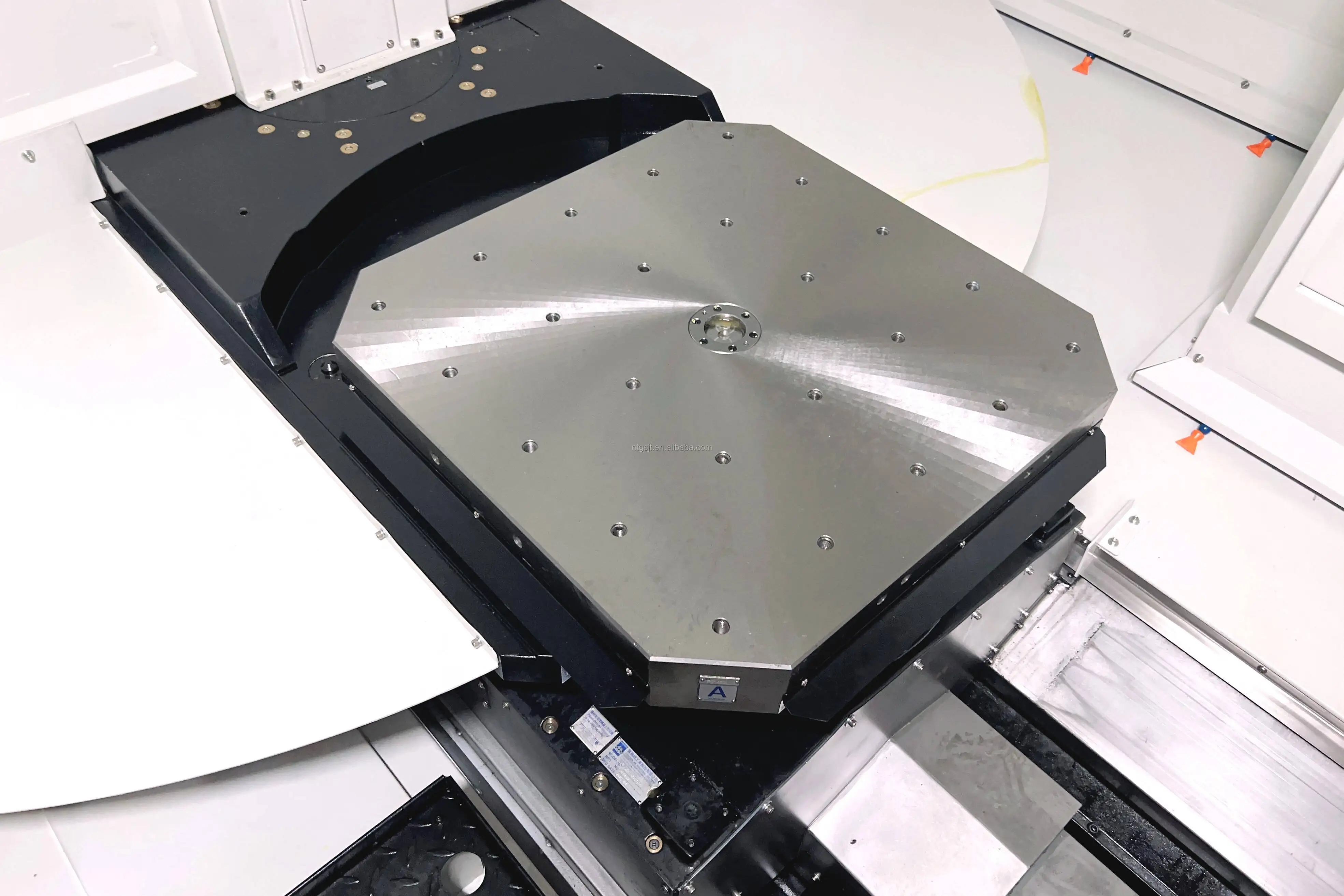 Dhm80d CNC Horizontal Milling Hining Center Strong Structure Manufacturing Hine With Fanuc Control System