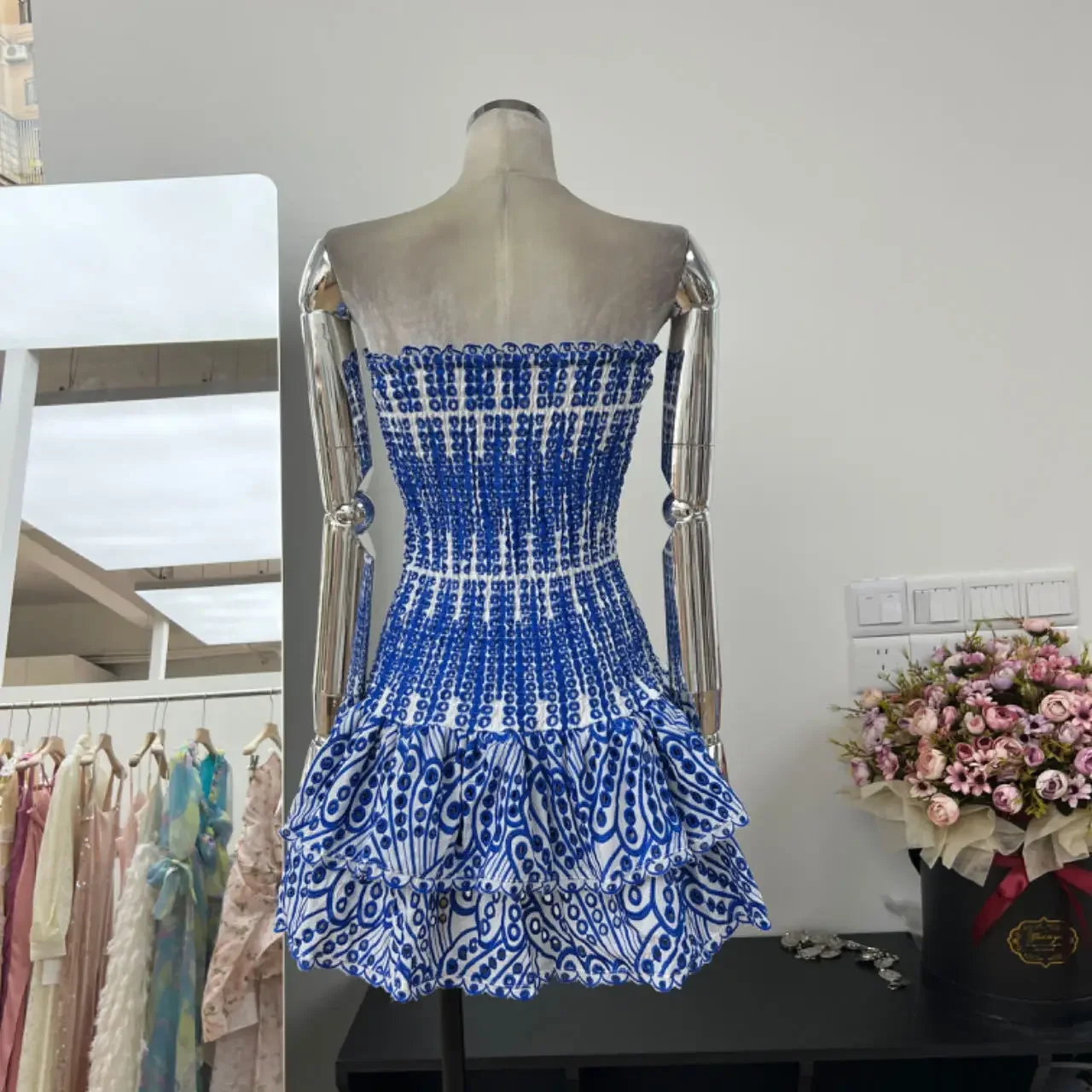 Luksusowe hafty krótkie sukienki z nadrukiem kobiety 2025 letnie wakacje rozciągliwy gorset gorset wzburzyć sukienka z ciastem elegancka impreza Vestidos