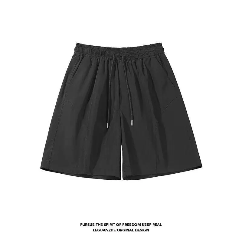 กางเกงขาสั้นผ้าไหมน้ําแข็งทรงเอียงแห้งเร็วสําหรับผู้ชาย แบรนด์อินเทรนด์ในช่วงฤดูร้อนกางเกงยาวปานกลางชาร์จหลวมบวกห้านิ้ว p
