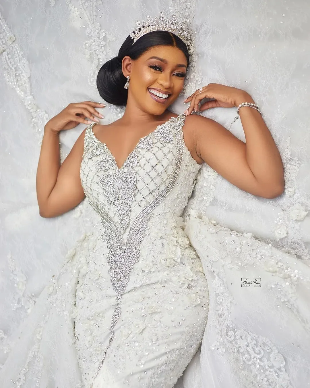 高級クリスタル装飾のアラビア風ドバイウェディングドレス、アソエビ、Vネック、ノースリーブ、バックレス、ビーズ刺繍、レース、取り外し可能なトレーン付きブライダルガウン