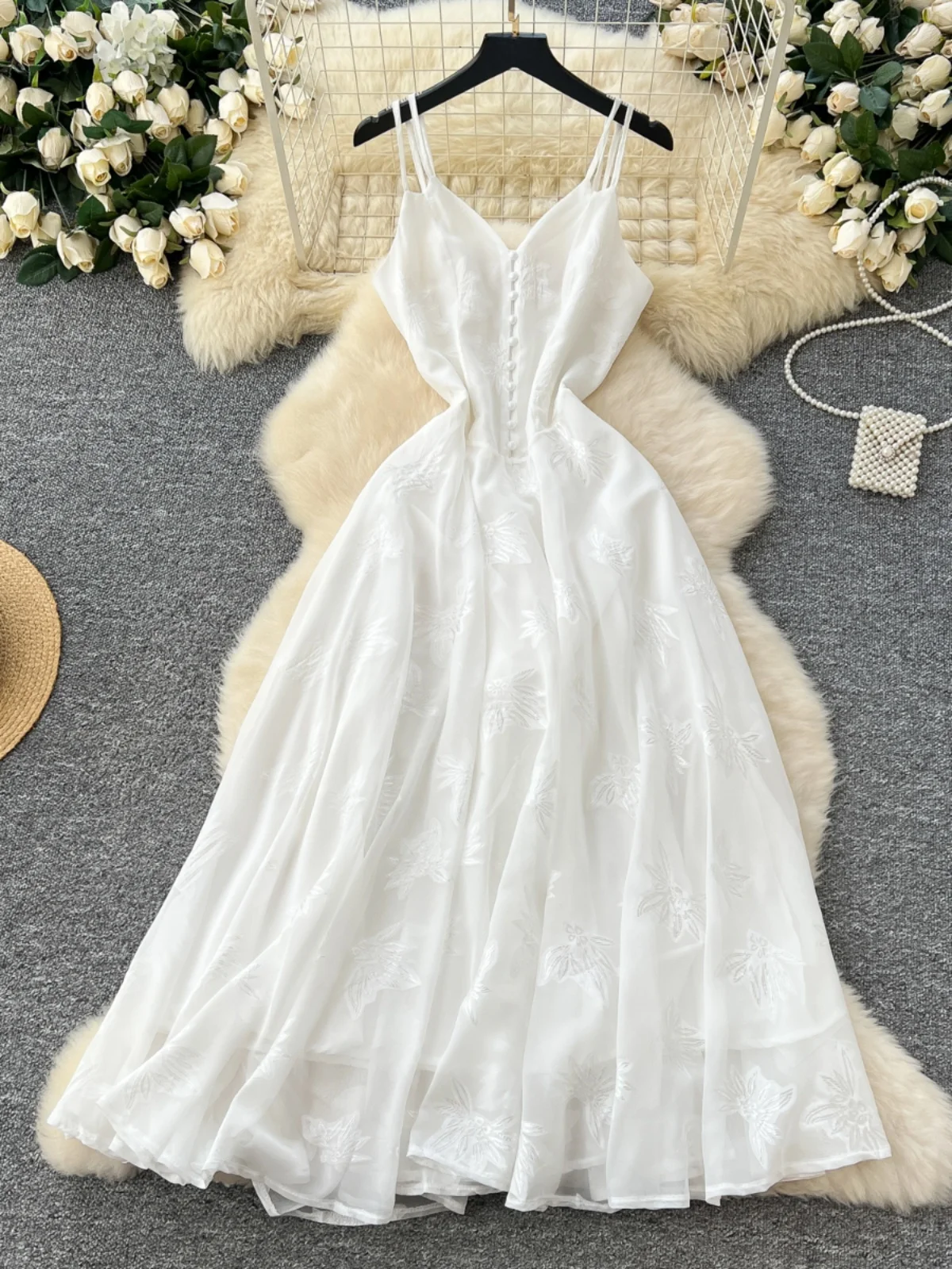 กระโปรงทรงเอไลน์ปักลาย Ele V-Ne สีขาว รุ่น Dr Holiday ทรงสลิมมีเข็มขัด สายรัดเอว ความยาวปานกลาง สไตล์เกาหลี ไม่มีซับใน