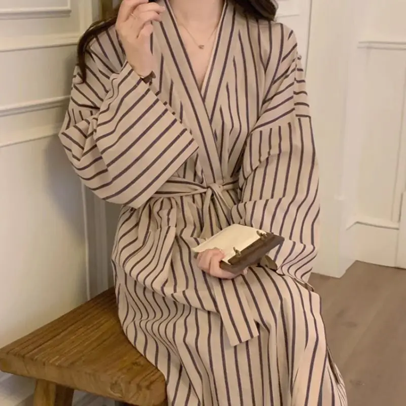 Nuovo Accappatoio Camicia da notte universale da donna Kimono lungo a righe Pigiama allentato Abbigliamento per la casa Pigiama da donna Abito popolare coreano Ragazza