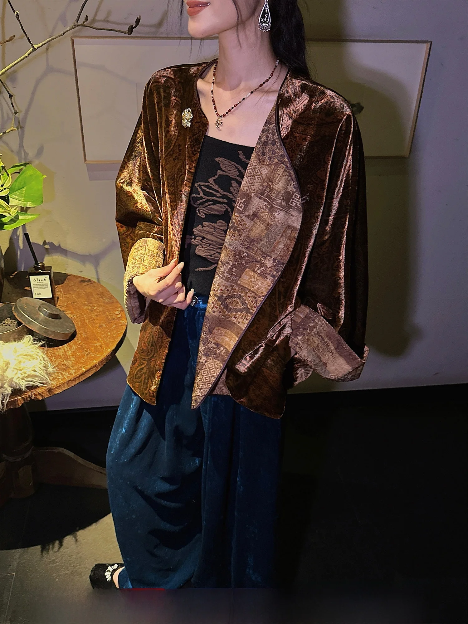 

Новая женская бархатная куртка Sanji Bla Flower в китайском стиле, осенняя коллекция 2025 года, очень красивая, модная в этом году, для повседневной носки.