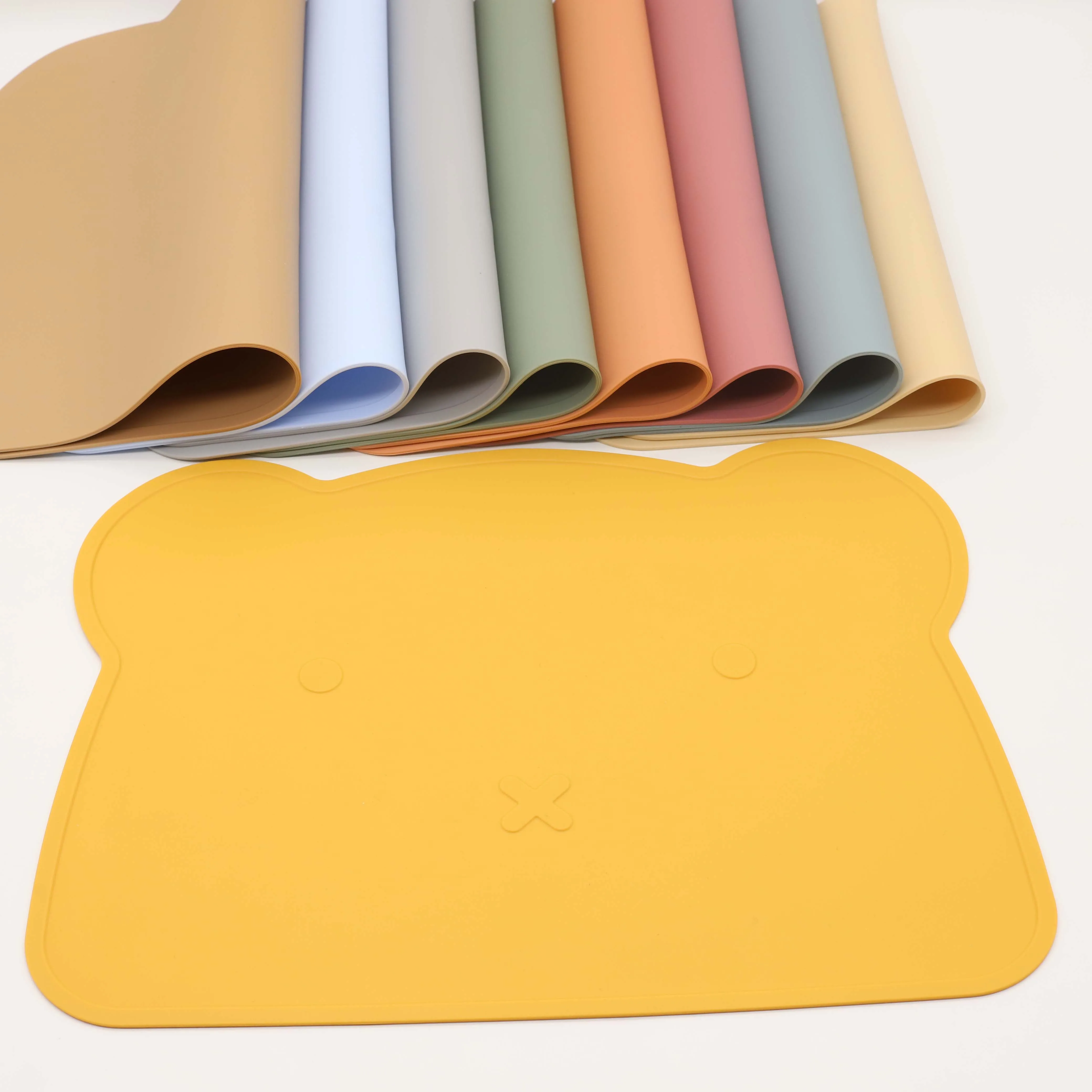 Silicone meal mat cartoon teddy bear easy to clean, easy to fold, non slip