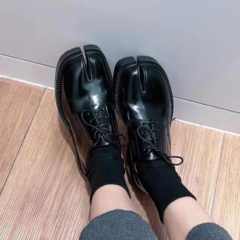 Women's Tabi Shoes 2026 Split Toe Flats British Style Leather Shoes Women Fashion Marry Janes Pig Hoof Shoes Woman Loafers view 4