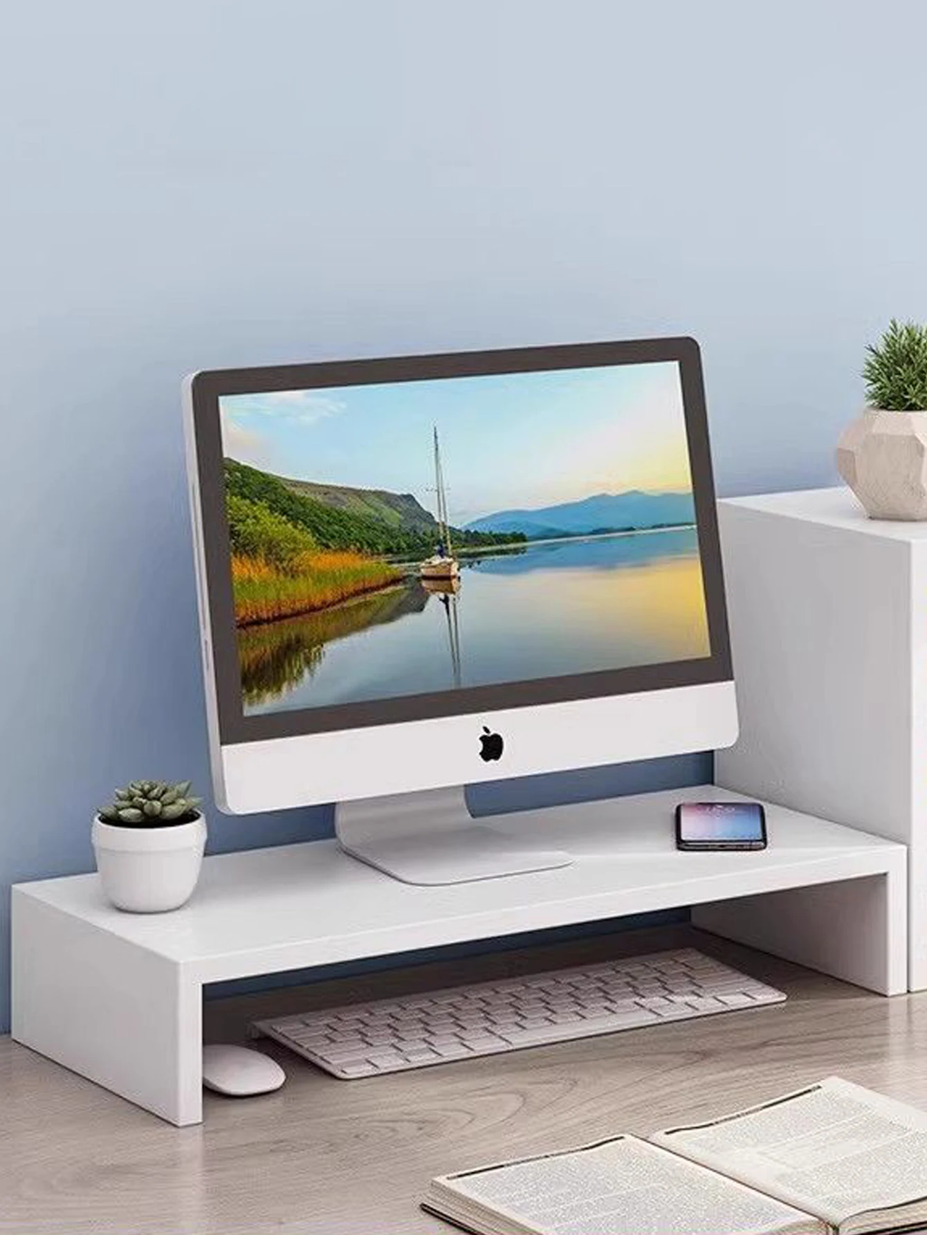 

Подставка для настольного компьютера идеально подходит для столов в общежитии — поднимает свой монитор для улучшения эргономики и свободное пространство под ним.