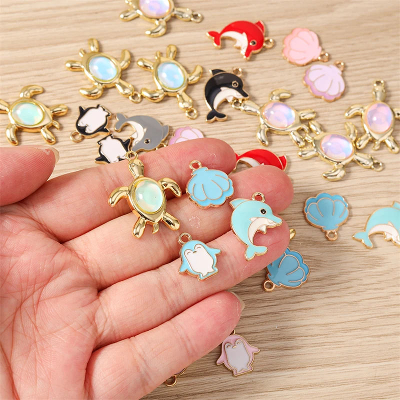 10 Stück niedliche Emaille-Anhänger mit Motiven von Meerestieren wie Pinguinen, Delfinen und Muscheln, zum Basteln von Schmuck, Ohrringen, Halsketten und für DIY-Bastelarbeiten. – Detail 1
