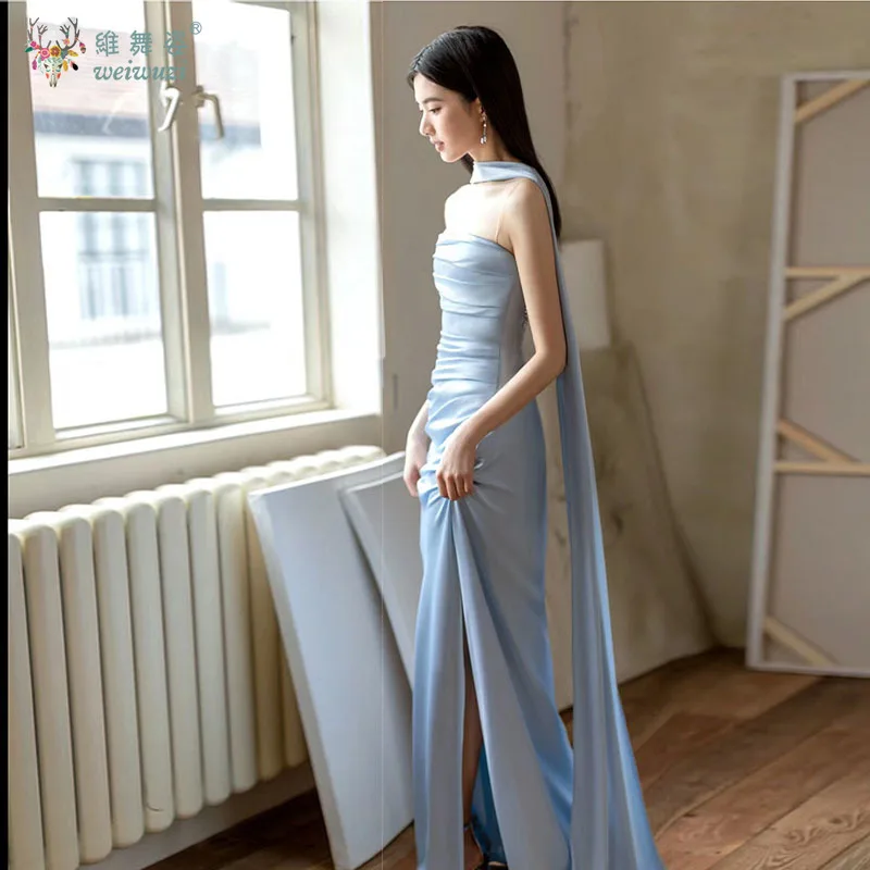 新しいフレンチスタイルのブルーのストラップレスの婚約イブニングドレス、エレガントなサテンのサイドスリットとバックレスチェーンのキンセニエラドレス