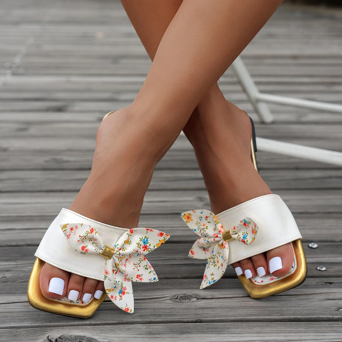 2026 Summer New Women's Fashion Bow Design Casual Slippers Selling Small Floral Decoration Fresh Flat Slippers Plus Size.
