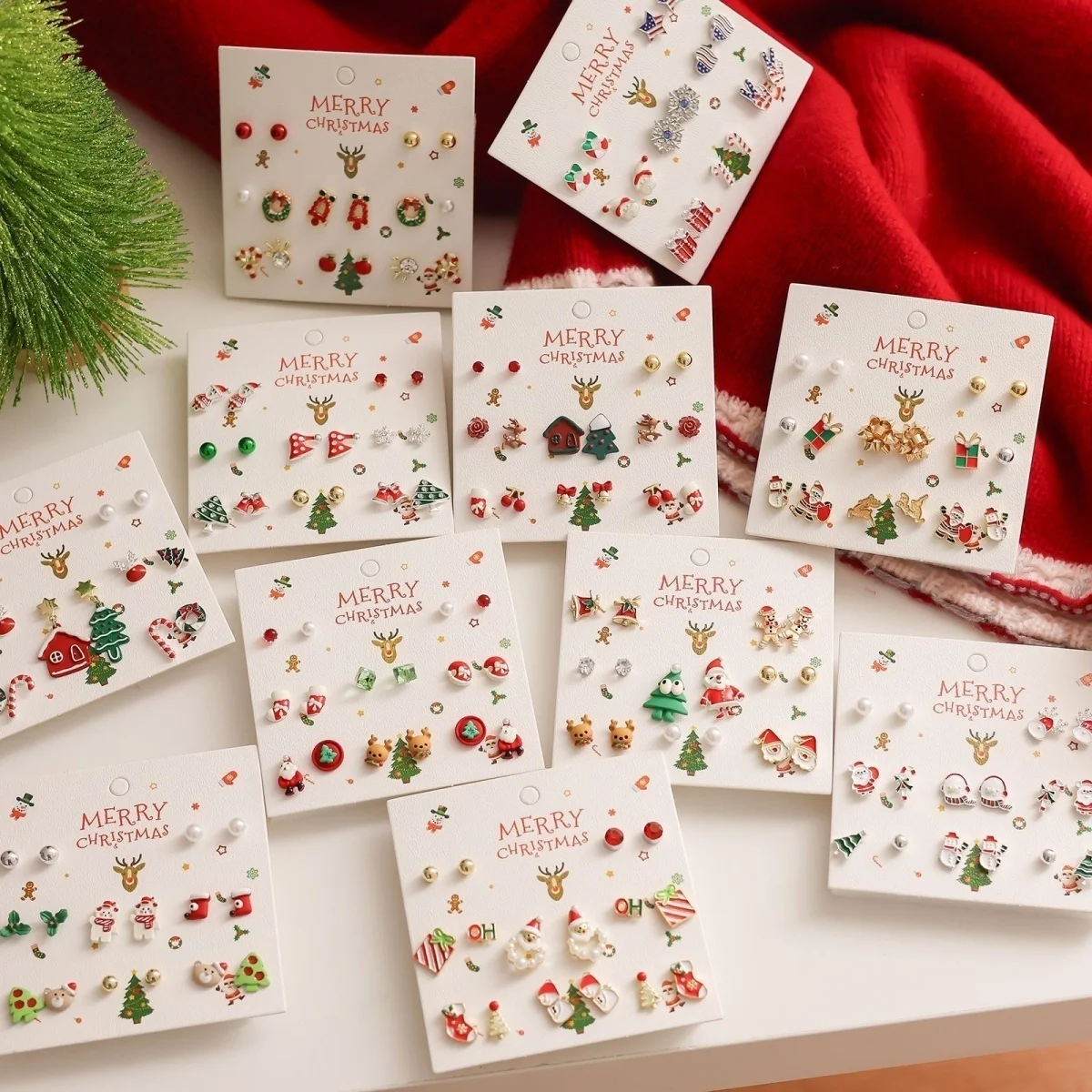 6/8 Paar kleine Ohrstecker mit Weihnachtsbaum-, Weihnachtsmann-, Hirsch-, Zuckerstangen- und Herz-Motiven für Damen, schöne Stern-, Schleifen- und Glocken-Ohrringe, Partyschmuck – Detail 18