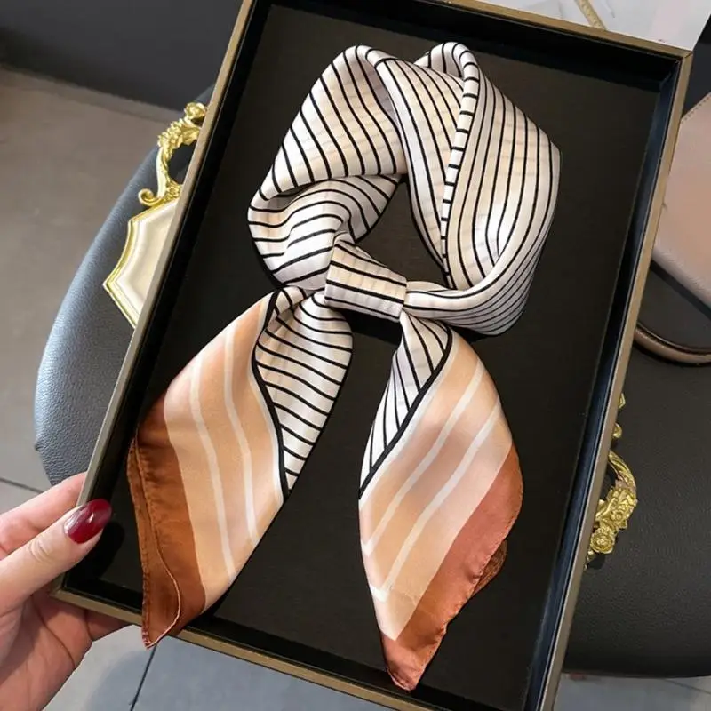 B95F男性向けの大きなスカーフシルクの感覚四角