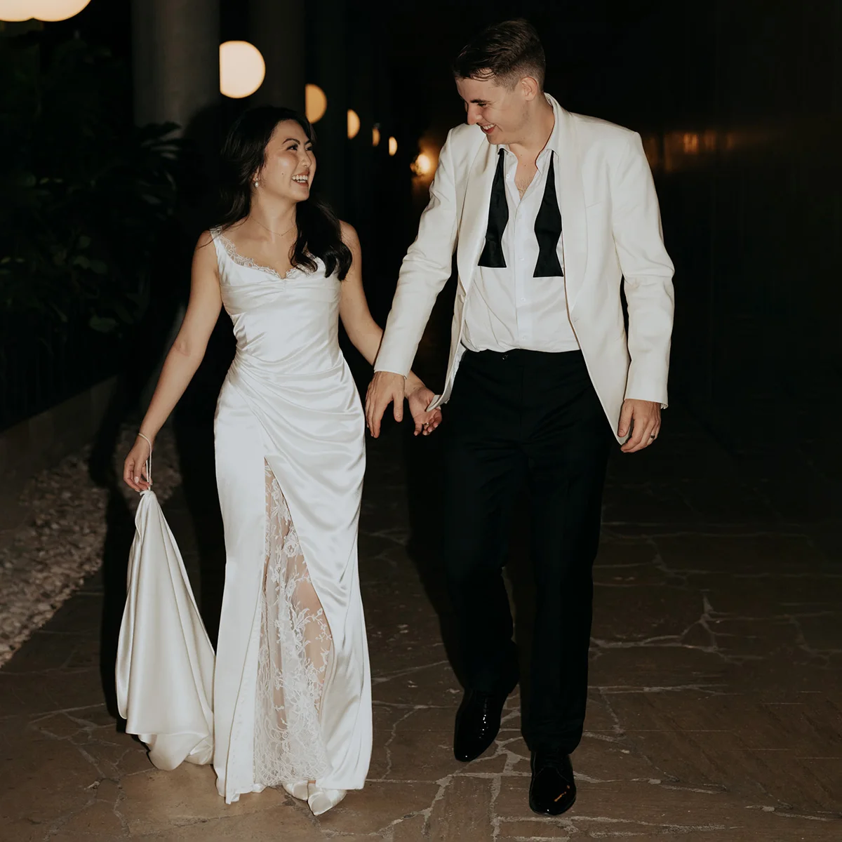 Maßgeschneidertes Vintage-Hochzeitskleid mit hohem Schlitz und Spitze, gerüscht, Etui-Satin, tief ausgeschnittene Schultergurte, ärmellose Sanduhr-Brautkleider