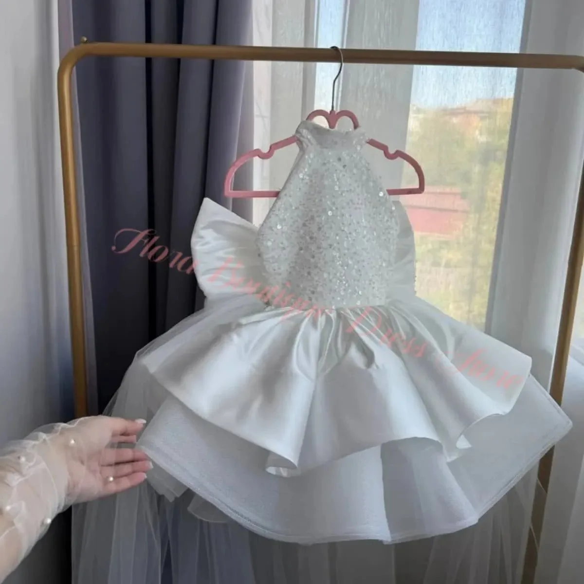 Großhandel Blumenmädchenkleid Lila Neckholder Perlen Pailletten Satin Ballkleid Kinder Geburtstag Festzug Party Blumenmädchenkleid Maßanfertigung – Detail 1