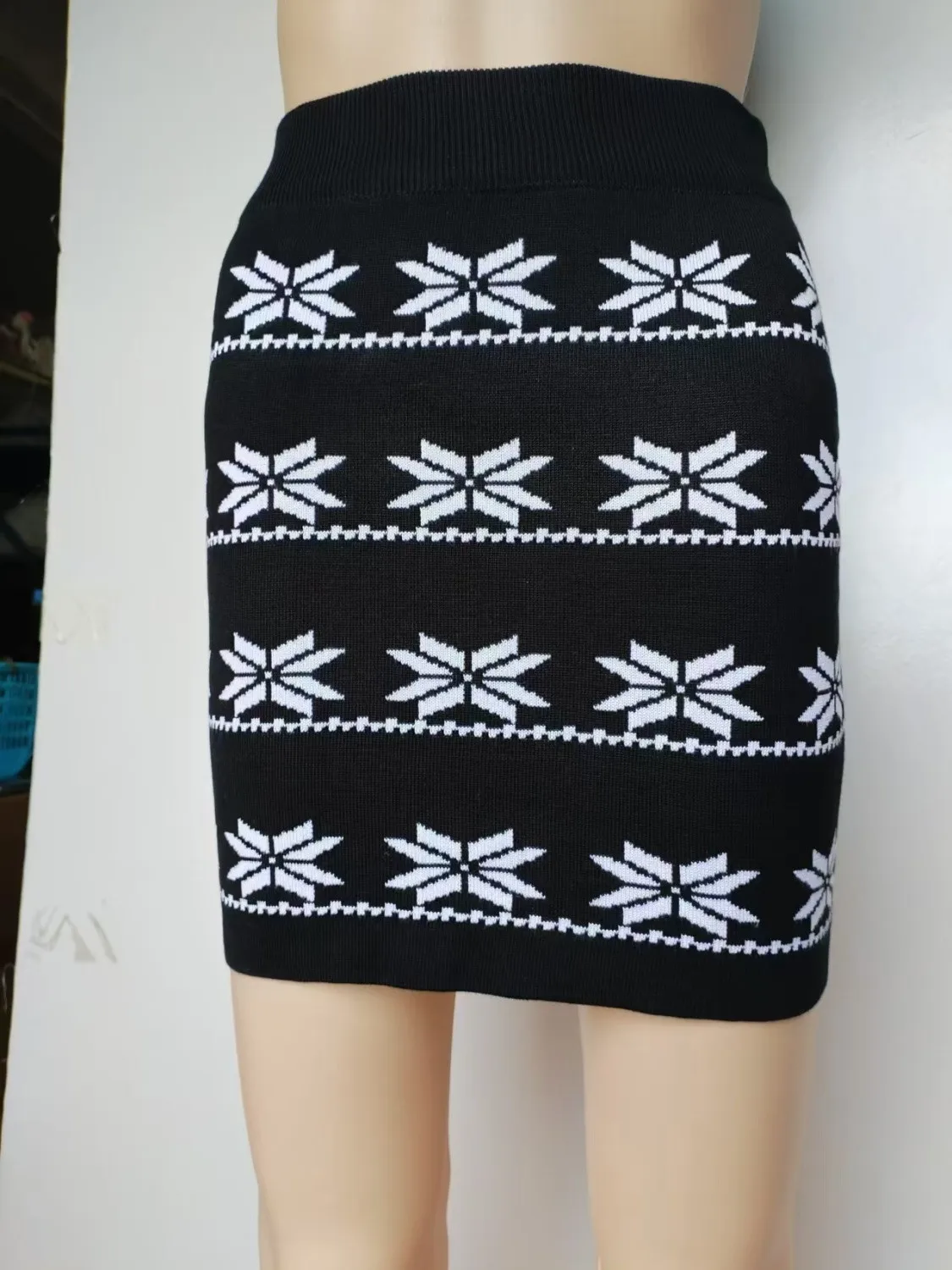 2000s Y2K Christmas Women Black Knit Pencil Skirt High Waist Mini Skirt with White Snowflake Patterns Stretchy SLIM FIT Holiday