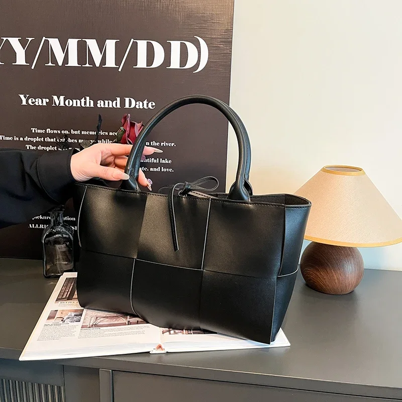 Trendy Chic Simple Diaper Bag A Classic Solid Color Leather Crossbody Bag For Elegant And Stylish Luxury Women