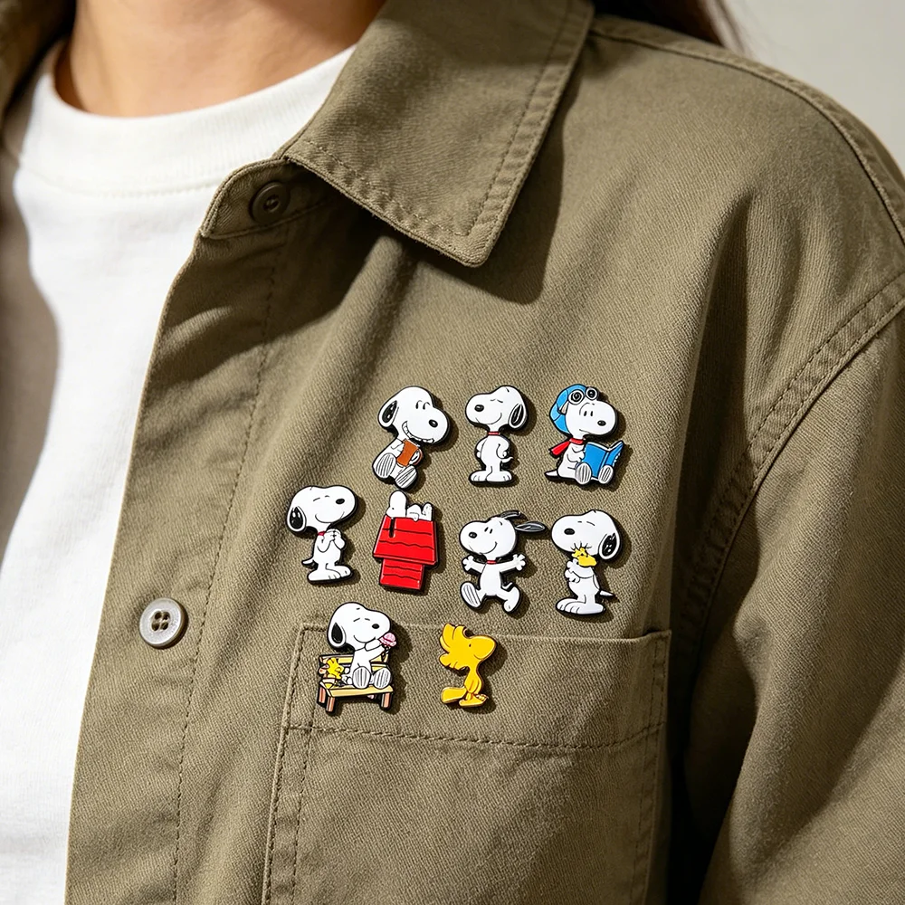 10er-Set Snoopy Emaille-Pins: Cartoon Charlie Brown, Woodstock, Kawaii Anime Metallbroschen, niedliche Anstecknadeln für Rucksäcke – Detail 5