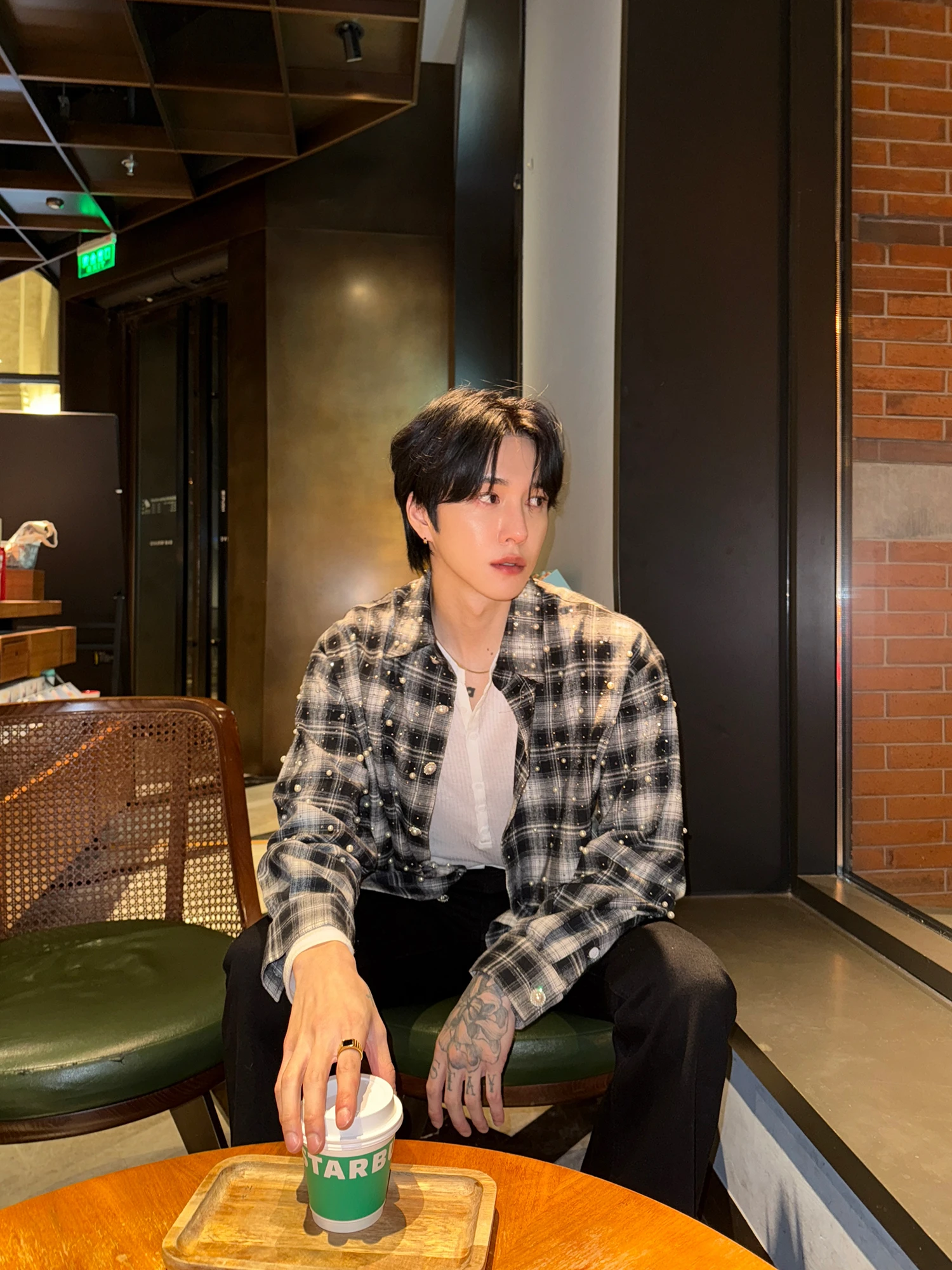 헤비 듀티 라인스톤 장식 루즈핏 긴팔 체크 셔츠 남성용 봄 가을 고급스러운 슬림 효과