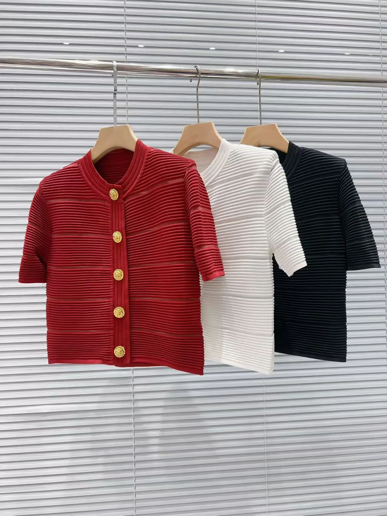 

Элитная версия: Парижский люксовый вязаный кардиган с золотой пряжкой, в полоску, с круглым вырезом, коротким рукавом, женский топ, летняя мода