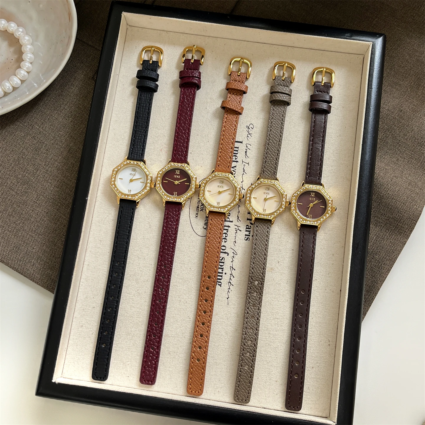 New Red Women'S WatchRetroThin StrapHighValue And Exquisite Versatile Quartz Watch Suitable For Women A Perfect Gift For Ladies.