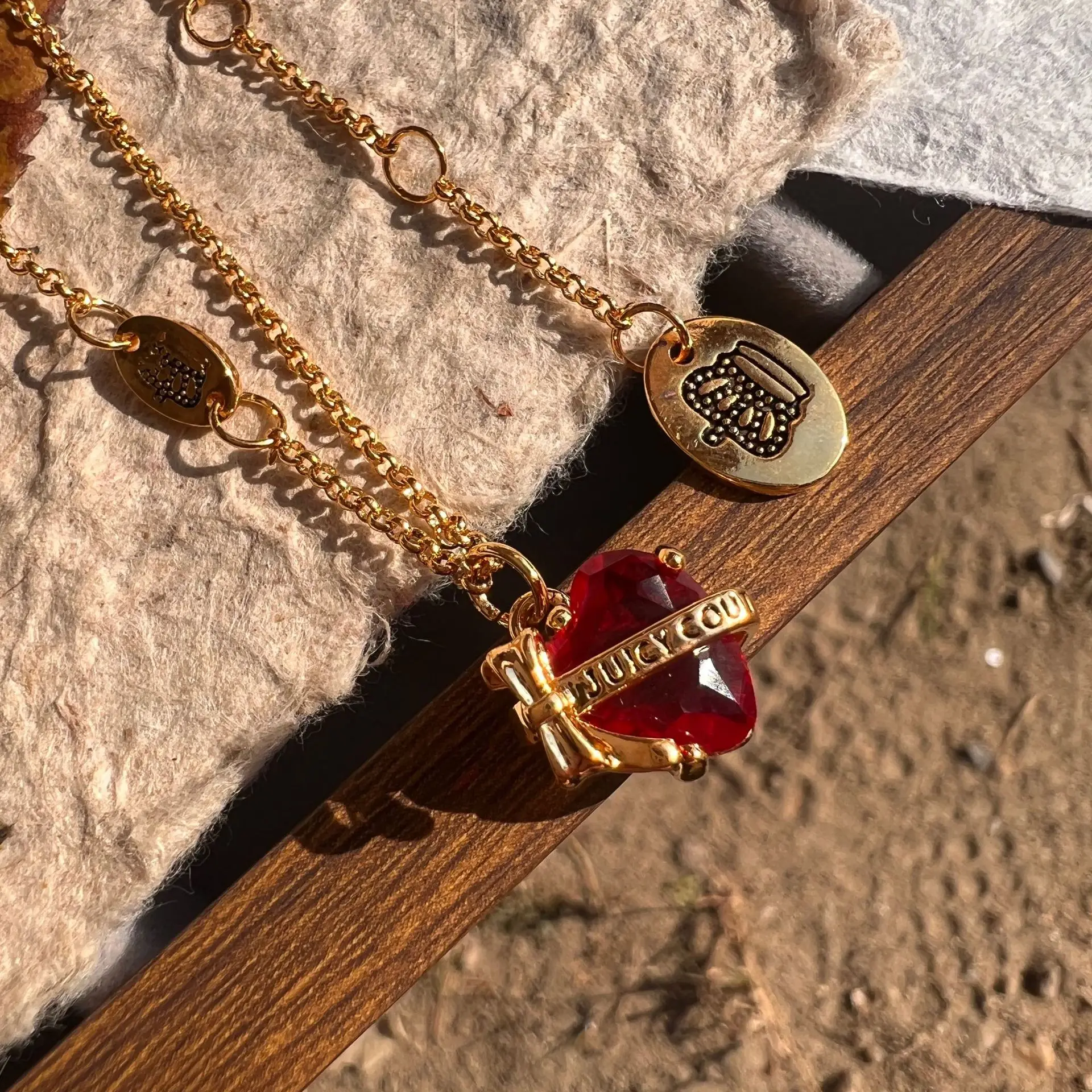 

Fashion Luxury Colored Faux Zircon Love Pendant Necklace for Women Sweet Cool Party Jewelry High-End Accessory Halloween Gifts