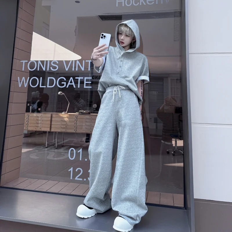 

Мужской комплект: худи на пуговицах в американском уличном стиле и широкие брюки в корейском стиле Cleanfit для повседневного спорта. Летняя коллекция.