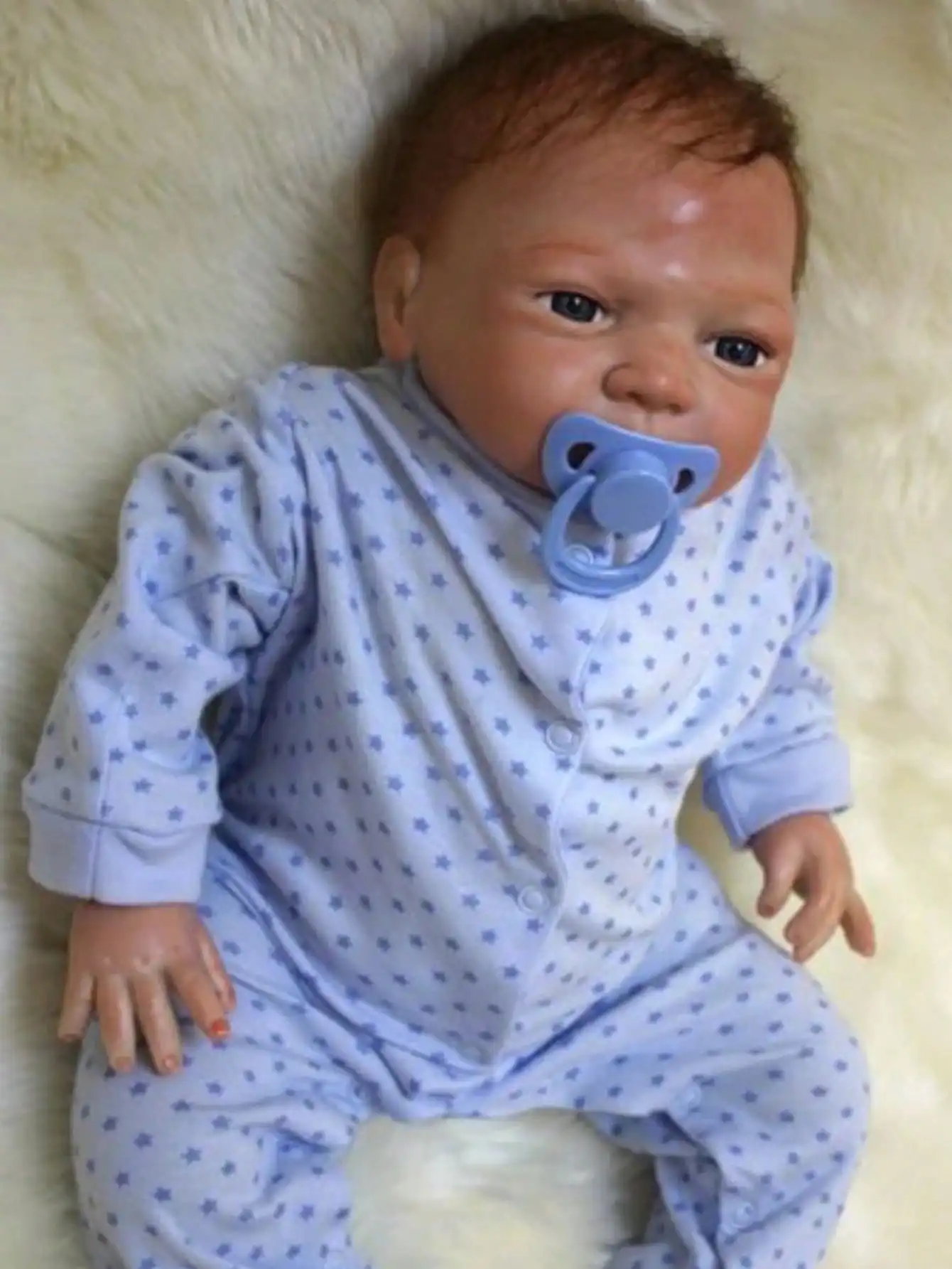 Boneca reborn bebê feita à mão de 20 polegadas: recém-nascido de vinil macio com corpo de pano, cabelo enraizado, vestido de ponto azul – brinquedo de presente perfeito