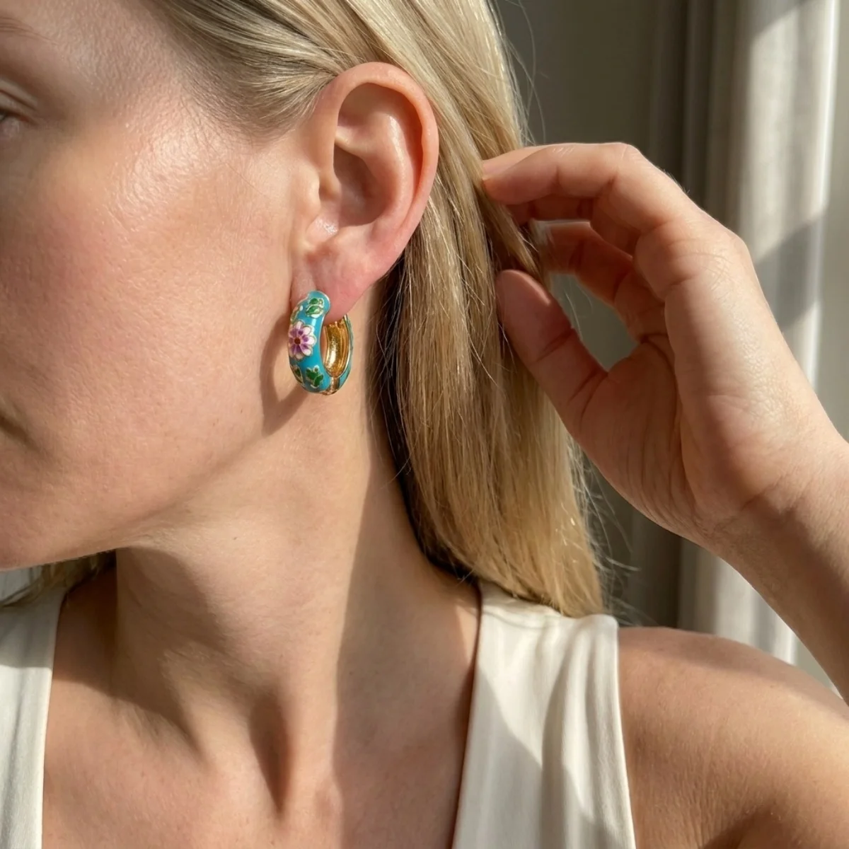 Süße bunte Emaille-Gänseblümchen-Ohrstecker für Damen und Herren, elegante geometrische Creolen mit Gittermuster, Schmuck – Detail 16