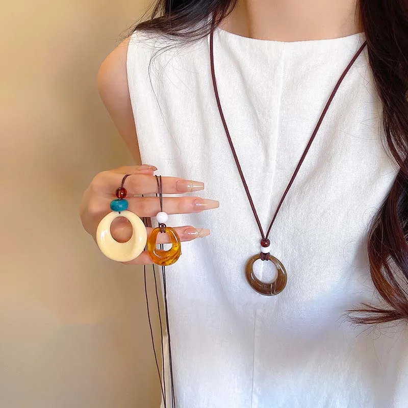 Collares con colgante hueco redondo de resina a la moda para mujeres y niñas, collares de cadena para suéter de cuerda larga Vintage, accesorios de joyería para fiesta