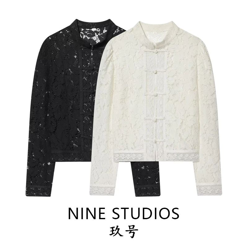 Damska koronkowa bluzka NINE ZAR z stójką, długim rękawem, podkreślająca talię, zapinana na guziki, idealna do pracy, dopasowany krój, modna.