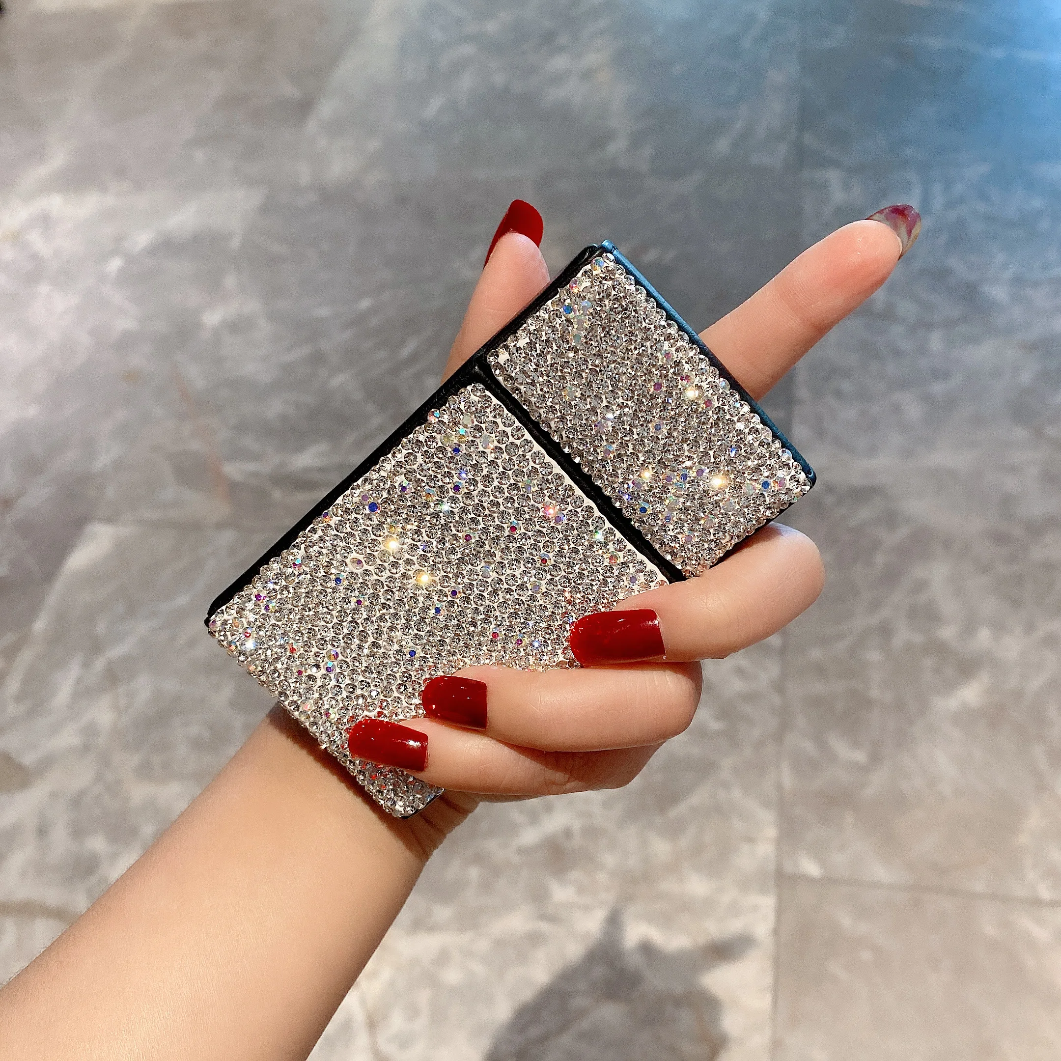Diamond Cigarette Case with Lighter Leather 20 Thin Cigarettes Gas Filling  Lighter for Smoking Moisture-proof High-end for Women