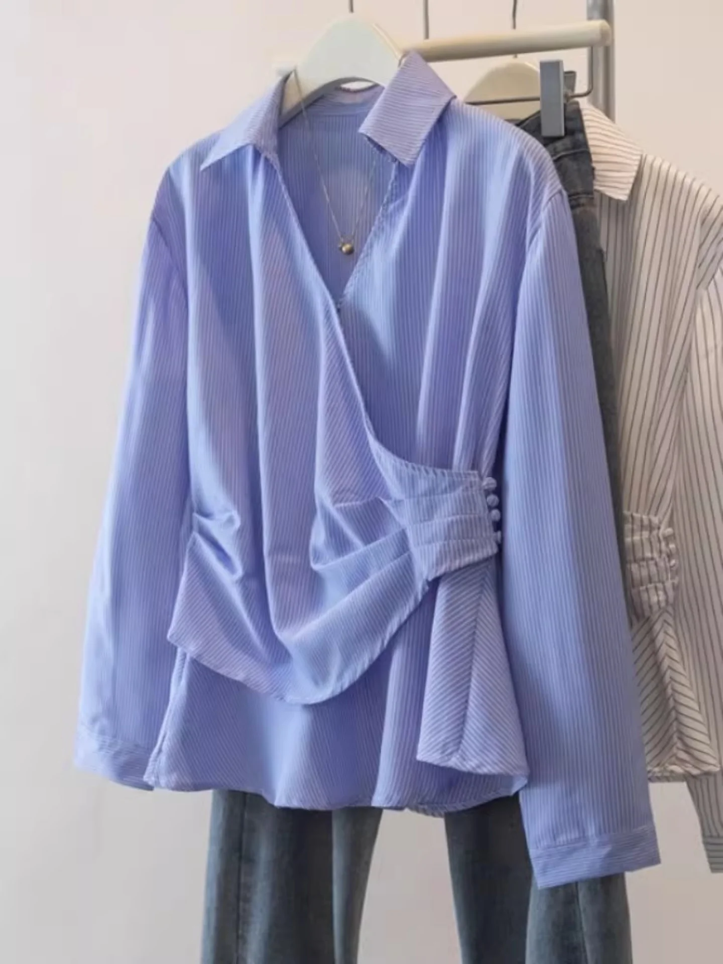 

Синяя полосатая женская блузка с V-образным вырезом и длинными рукавами, приталенная, асимметричная, для ранней весны, больших размеров, в корейском стиле, для повседневной носки