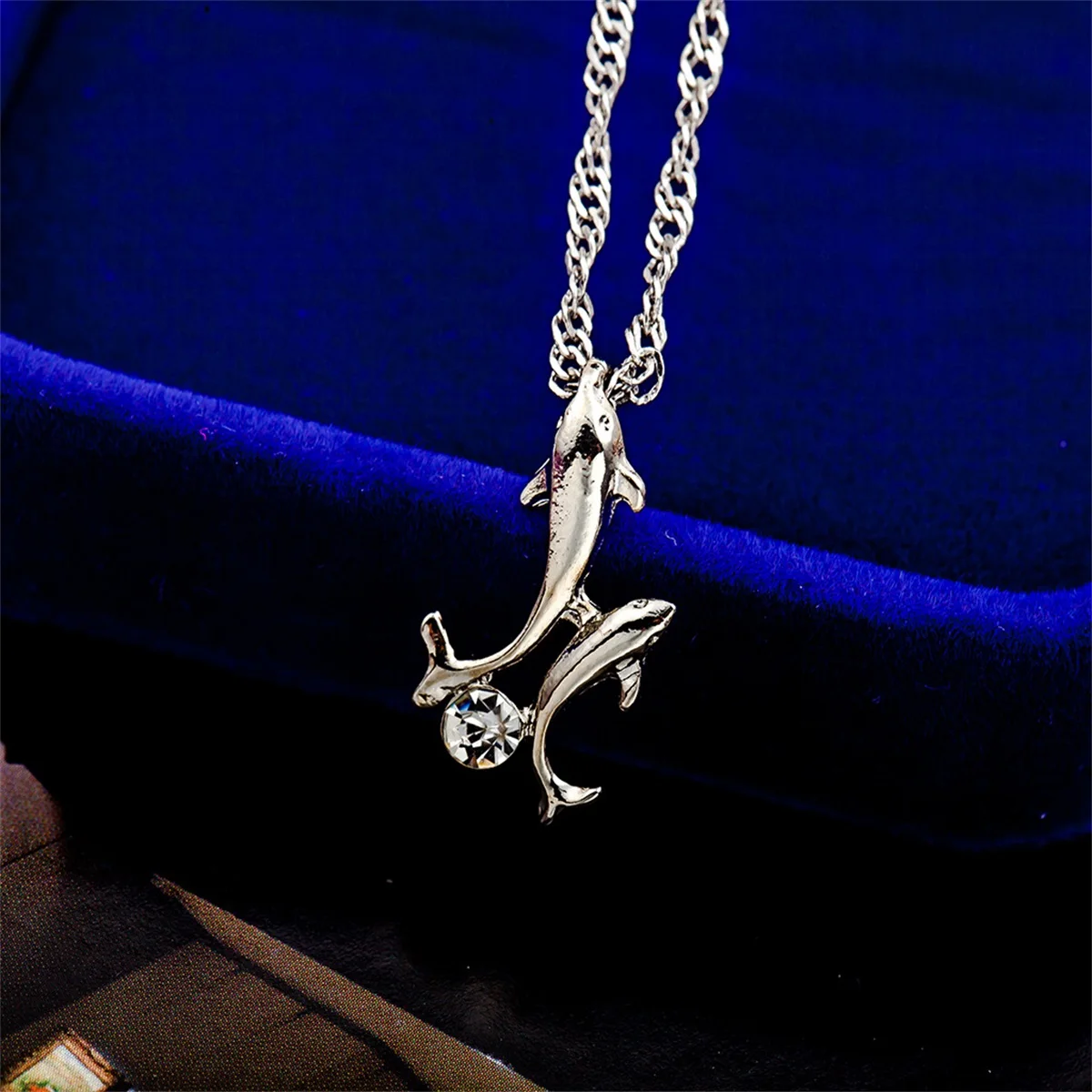 Dolphin Dancing Alloy Inlaid Zircon Pendant Men's and Women's Necklace Couple Style White Purple Crystal Fashion Jewelry Gift