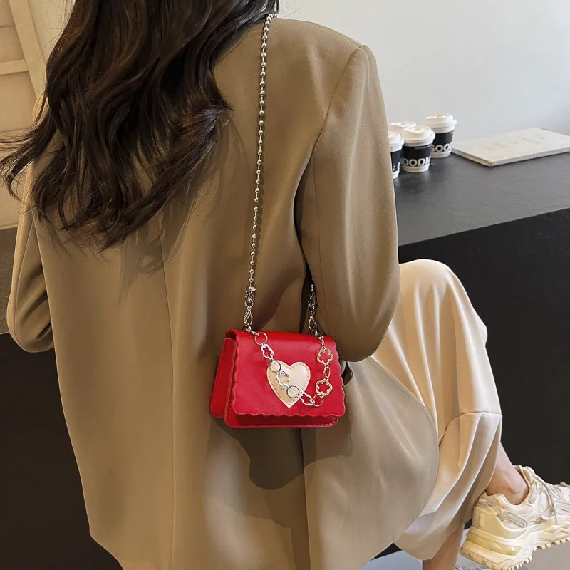 Elegant Black Shoulder Bag 2025 New for Women, Luxury Heart Design Crossbody Purse, Fashionable Mini Bag for All Occasions
