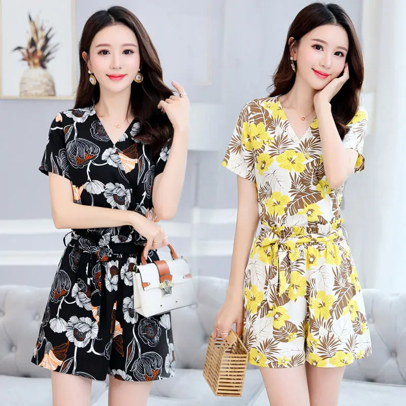 Women\'s Korean Fashion Small Floral V-neck Short Sleeved T-shirt Tops And Wide Leg Shorts 2 Two Piece Sets 2024 New Summer Suit