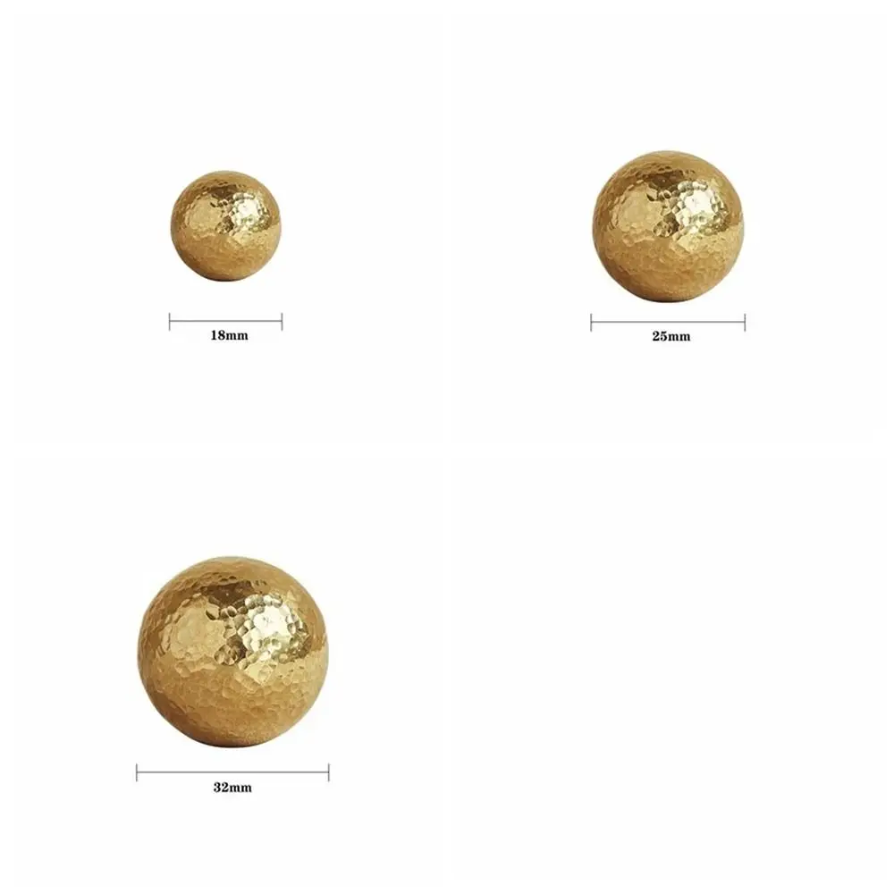 Maniglie per mobili in ottone massiccio di lusso leggero Hardware Maniglia per armadio martellata a mano Manopole per cassetti dorate a forma di palla Guardaroba