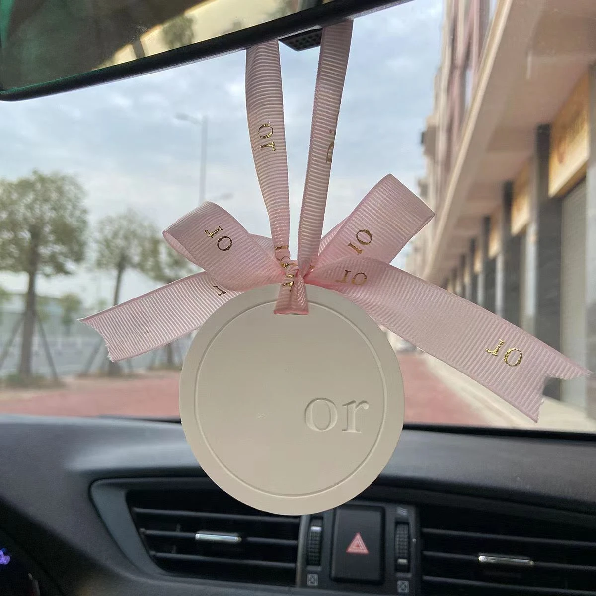 

Modern Simple Car Perfume Fresh Air Indoor Wardrobe Aromatherapy Pendant Light Luxury Car Accessories Interior Decoration Gift