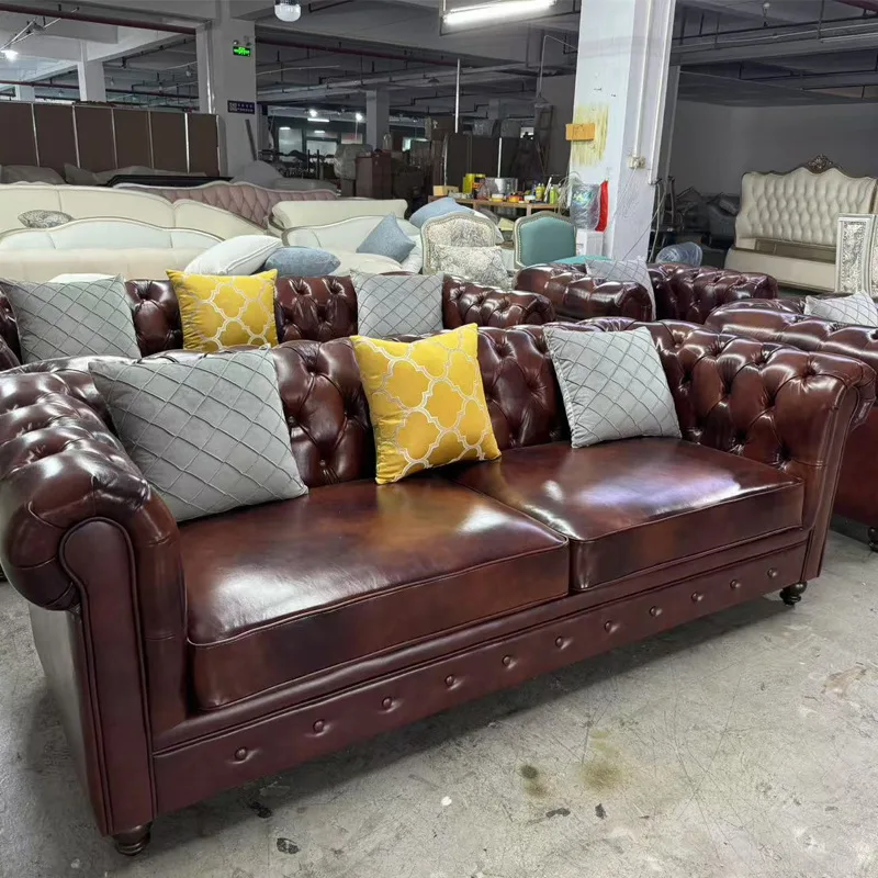 Divano americano retrò con fibbia in pelle e legno massello